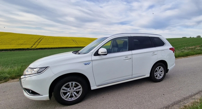 Mitsubishi Outlander cena 63500 przebieg: 305784, rok produkcji 2016 z Wrocław małe 121